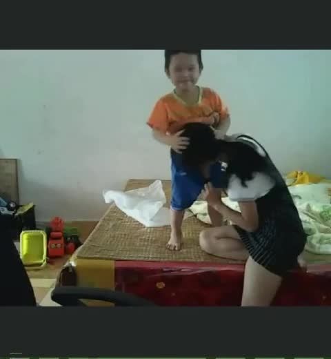 五岁小男孩被探亲十二岁表姐乱伦扒光裤子狂舔茶壶小鸡鸡视频