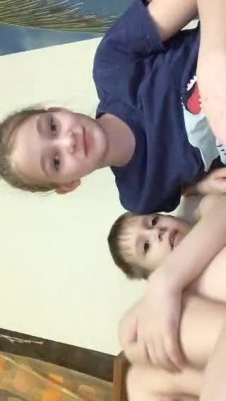 年轻貌美的极品后妈在家疯狂挑逗小男孩激情母子乱伦视频