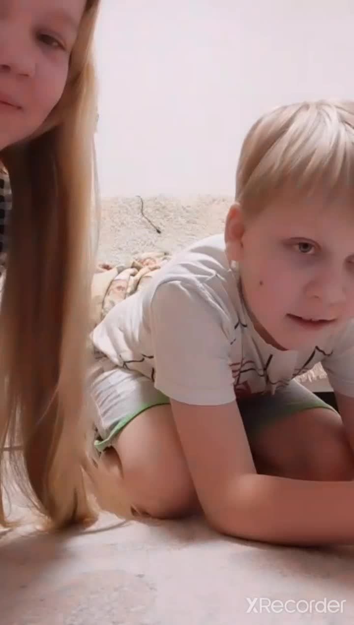 两个小毛孩偷吃禁果姐弟激情乱伦小男孩鸡鸡猛顶姐姐嘴巴视频