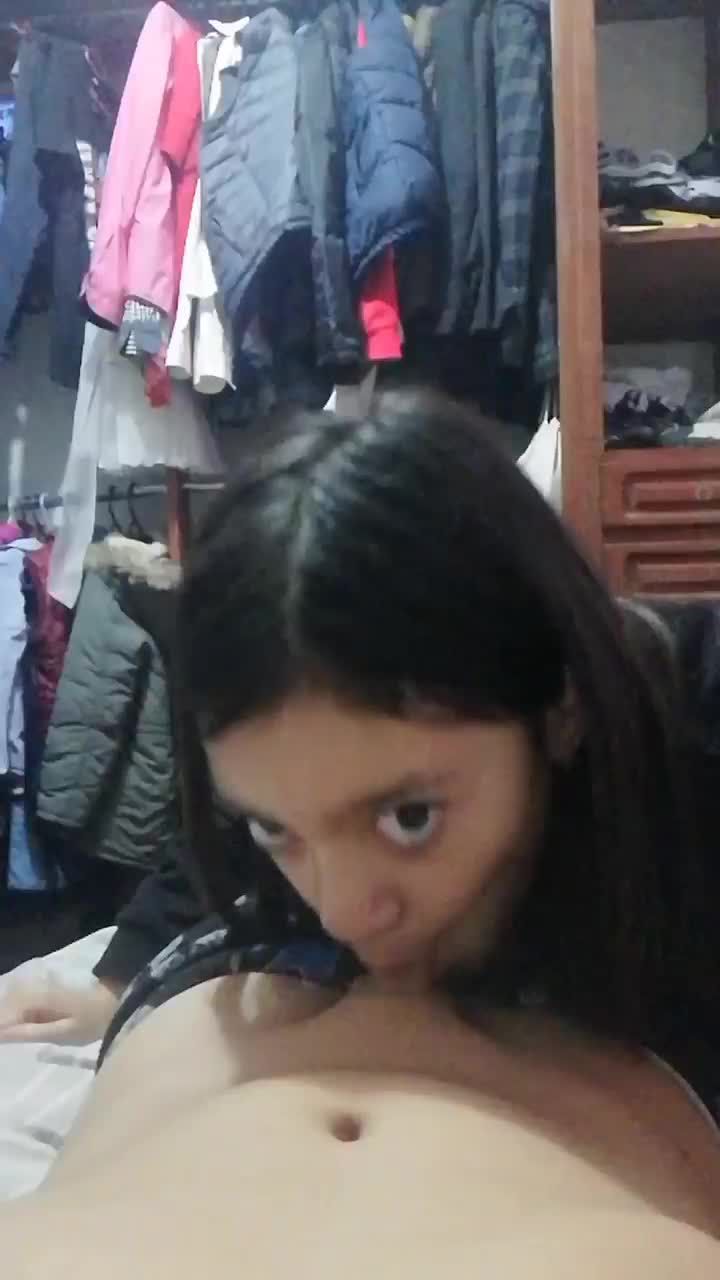 欧美姐弟情深乱伦幼男躺在床上享受骚逼姐姐激情口交视频