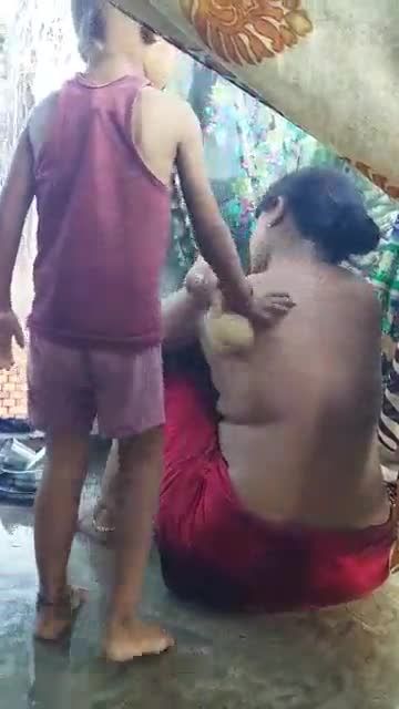 亚洲农村母子乱伦，小学幼男周末帮肥胖熟女妈妈洗澡视频