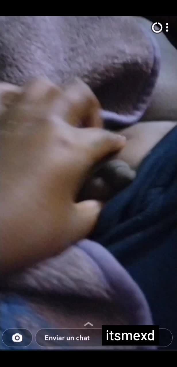 亚洲黑人母子乱伦母亲抓着小男孩黑屌打飞机视频