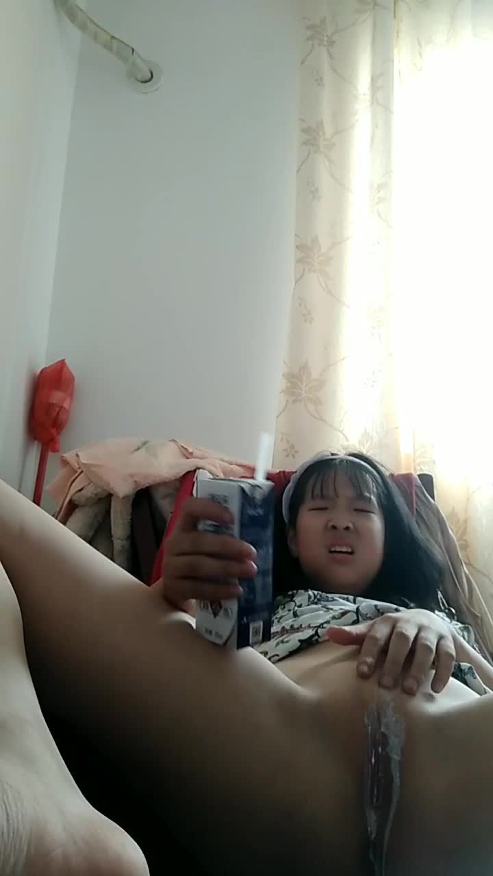 清纯幼女用牛奶美容粉嫩白虎骚逼上狂抠手淫视频