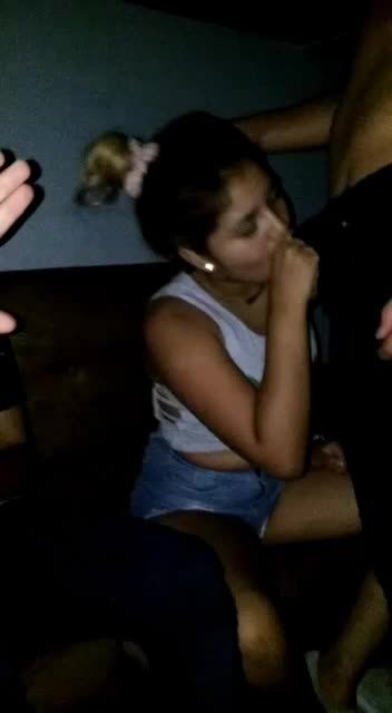 自拍乱伦少妇阿姨被亚洲小男孩抓着马尾辫口交吃屌视频