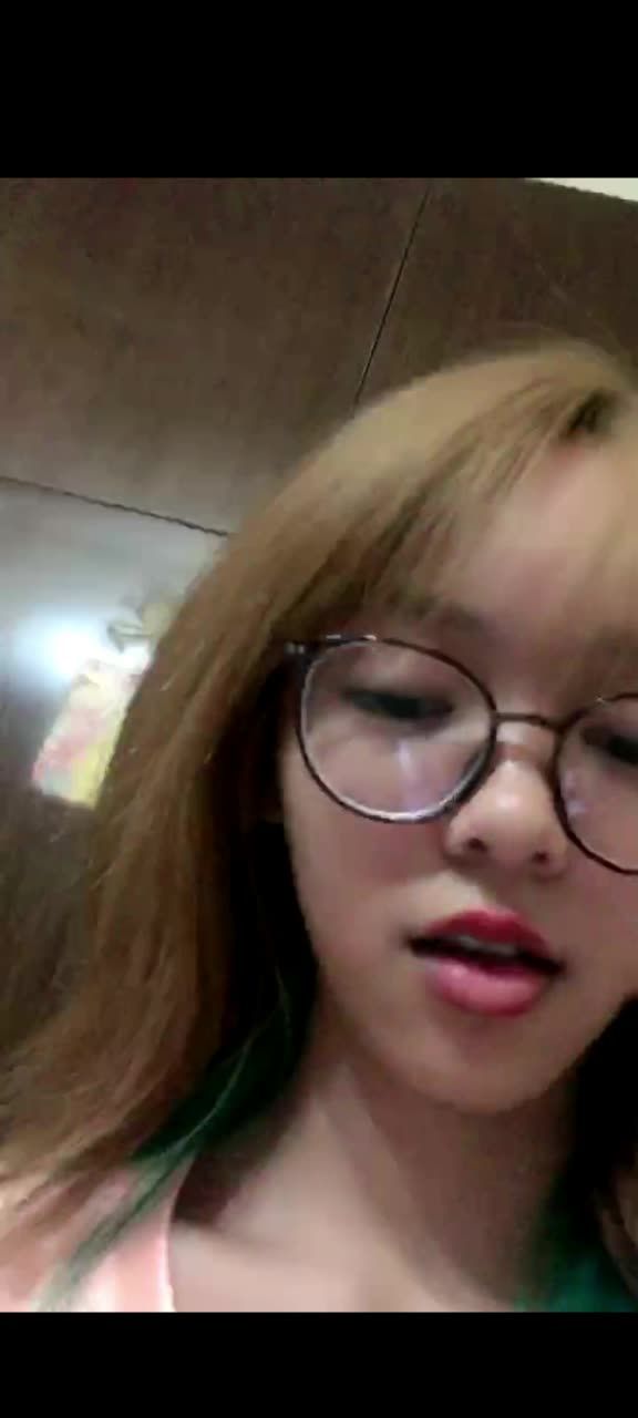 斯文反差婊国产骚妈丰满大奶色诱勾引小学幼男发骚抠逼视频