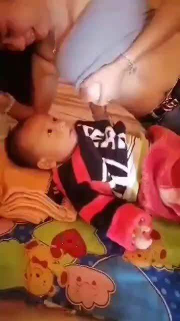 最新自拍亚洲乱伦，颜值炸裂小姨性感美乳诱惑2岁幼男视频