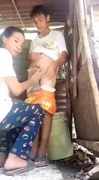 亚洲农村厕所偷奸乱伦村妇口交初中生小男孩被颜射视频