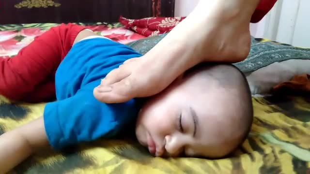 欧美白胖混血胖妈乱伦虐童5岁幼男视频混剪合集