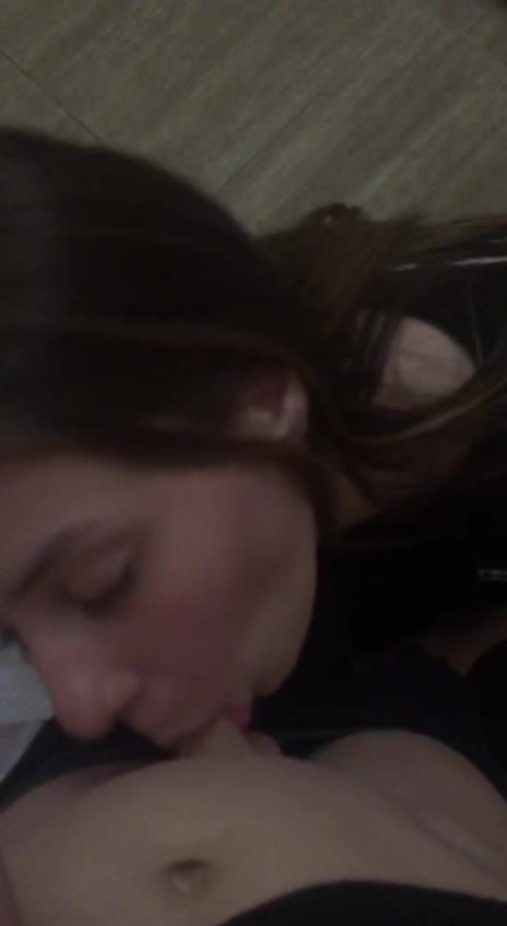 欧美近亲乱伦守寡多年少妇口交初中生小男孩白嫩大鸡巴视频