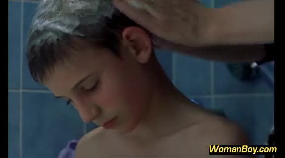 欧美家庭乱伦初中生幼男晚上骚妈洗澡玩弄大鸡巴视频