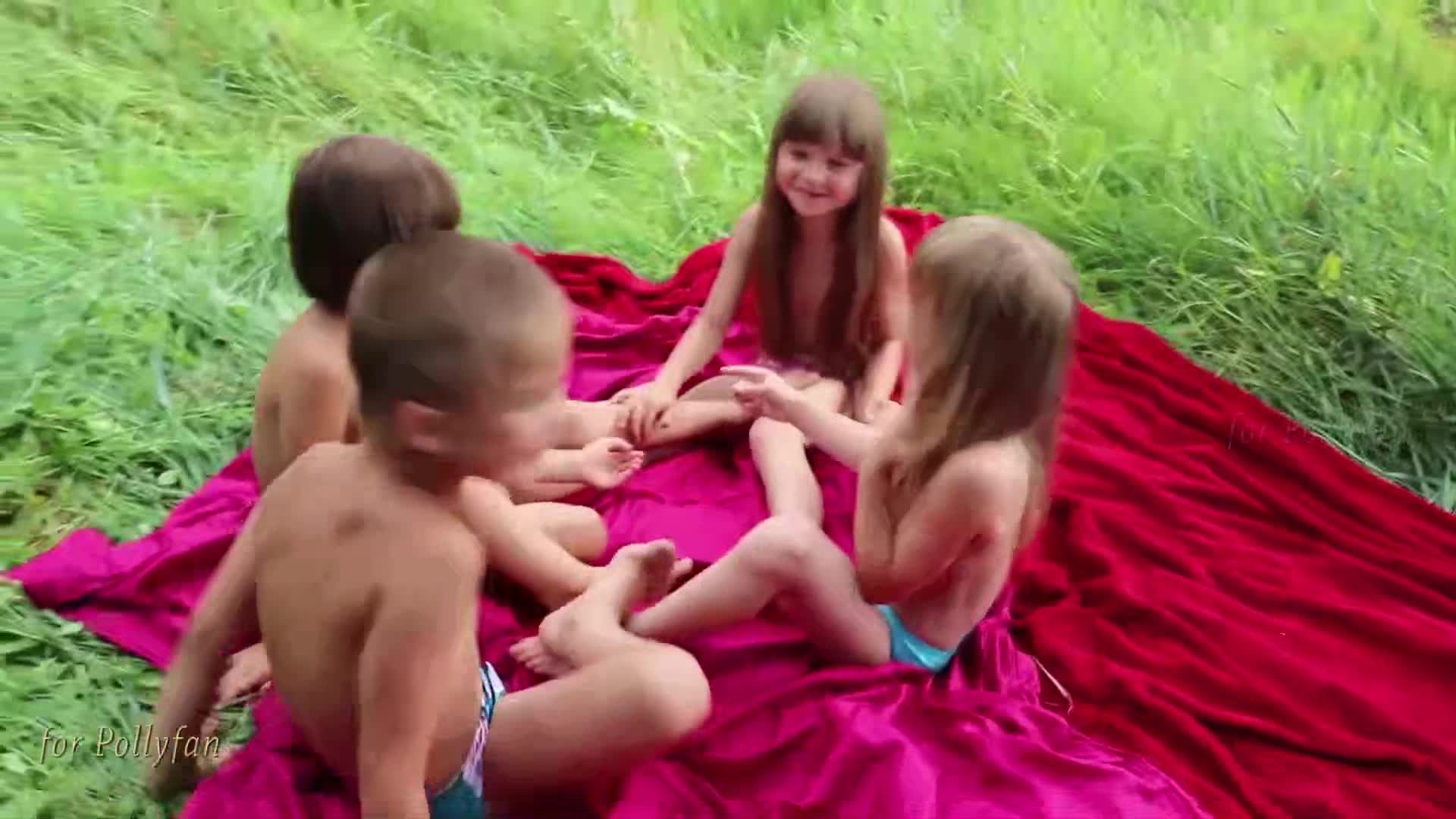 四个欧美小屁孩在户外山区乱伦三个幼女玩弄一个小幼男视频