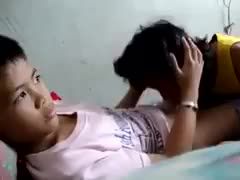 亚洲9岁幼男被熟女大妈诱奸乱伦从抗拒到享受迎合视频