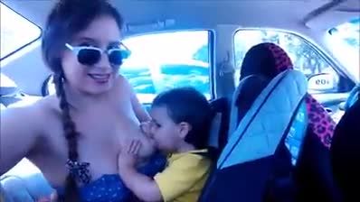 母子在户外轿车中乱伦，极品美妈和4岁幼男后排座喂奶视频