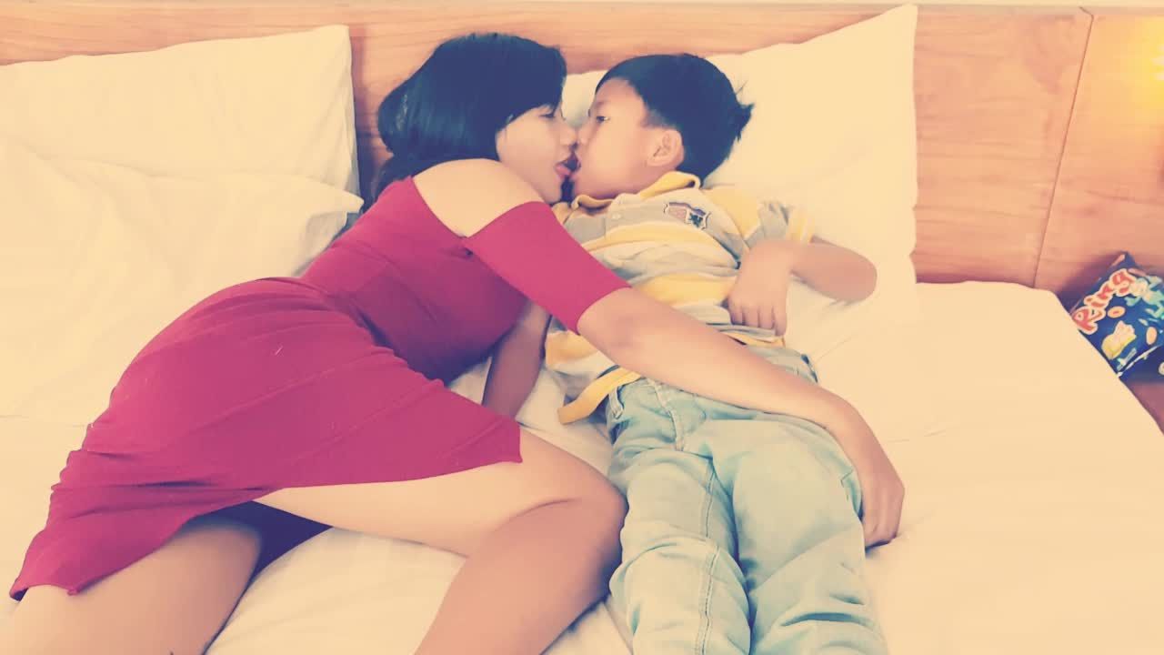 亚洲韵味大姨和羞涩外甥幼男在酒店淫声荡语撩骚乱伦视频