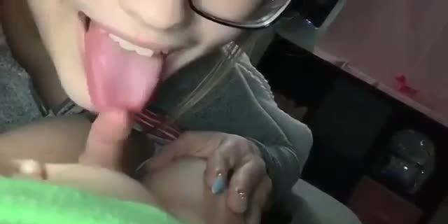 毁三观欧美母子乱伦稚嫩幼男被美妈骚舔膨胀粗屌视频