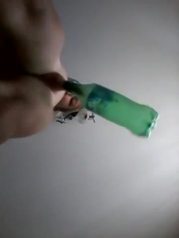 自拍乱伦欲火焚身的欧美幼男小鸡巴插入雪碧瓶口泄欲视频