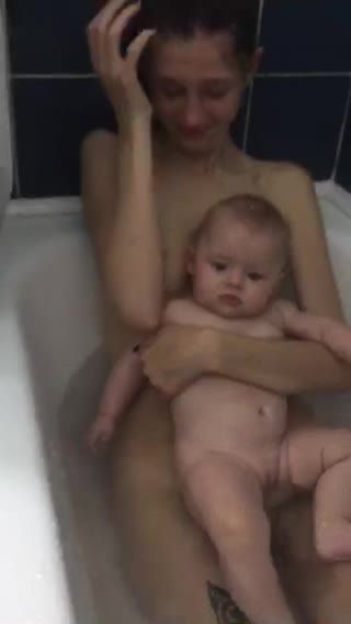 毁三观乱伦自拍曝光禽兽不如的欧美宝妈浴缸玩弄幼男视频