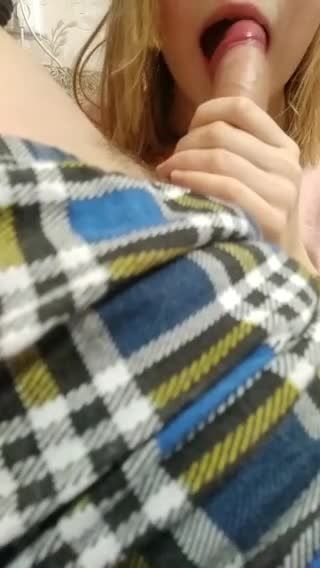 欧美校园小男孩把同班少女周末约到家里舔屌口爆乱伦视频