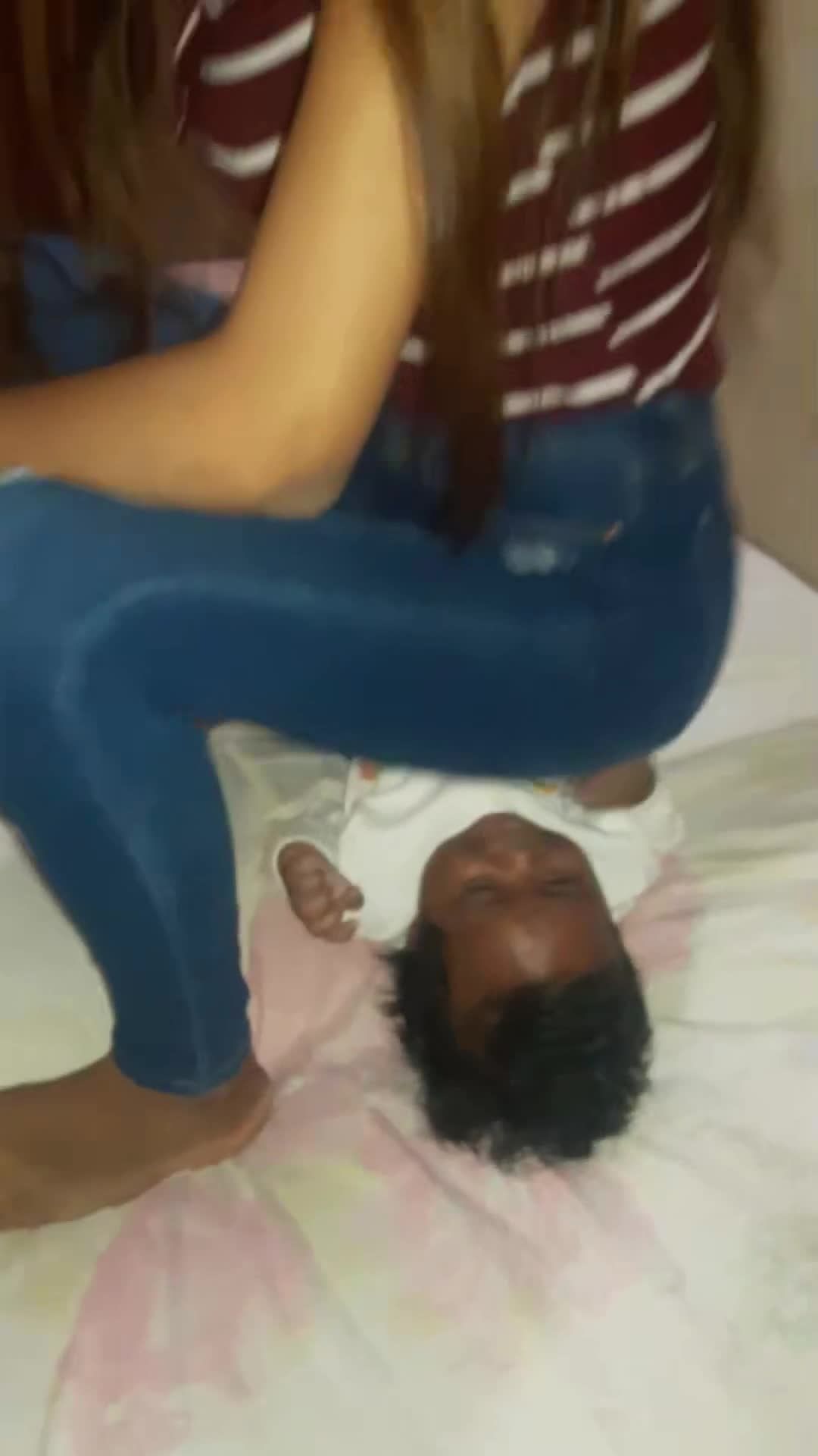 禁忌大尺度亚洲乱伦1岁幼男惨遭畜生少妇虐待视频曝光