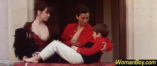 精彩乱伦懵懂小男孩被两个母爱泛滥的欧美寡妇喂母乳视频