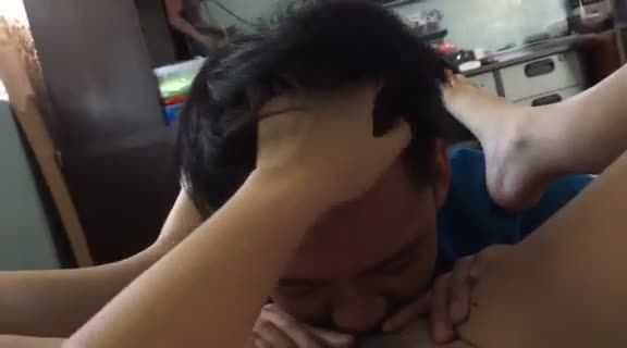 禽兽不如的亚洲风骚荡妇勾引乱伦小学五年级幼男舔逼视频