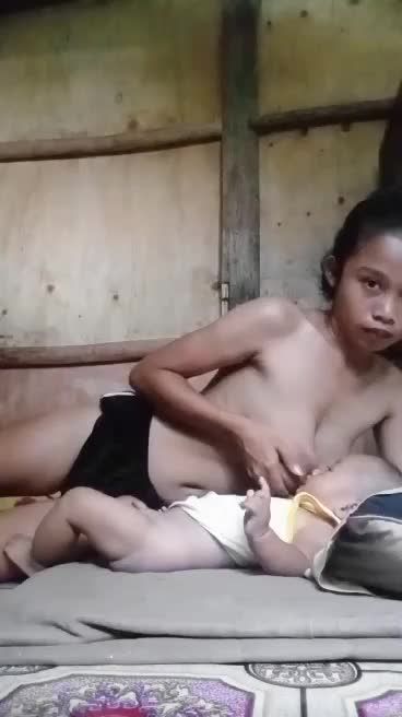 亚洲农村乱伦，村妇宝妈下垂干瘪大奶玩弄幼男嫩鸡巴视频