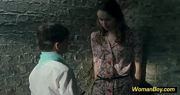 欧美乱伦，初中生小男孩和女佣在地窖通奸恋情视频