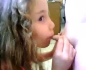 欧美正太幼男调教乱伦小女孩在卧室吃鸡巴视频流出