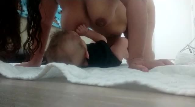 真实曝光亚洲乱伦肥胖宝妈爆乳诱惑2岁稚嫩小男孩视频