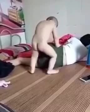 国产顶级乱伦4岁小屁孩幼男学爸爸操逼母子视频