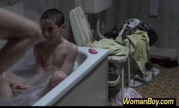 家庭乱伦，单身少妇和欧美中学生小男孩浴缸泡澡不雅视频