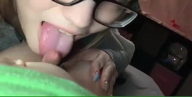 戴眼镜的欧美极品美妈母子乱伦幼男躺在床上被口爆榨精视频