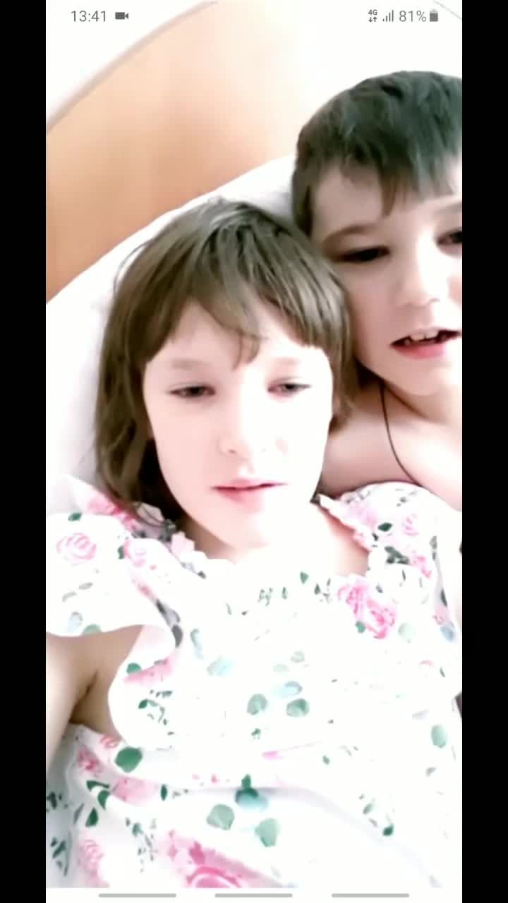 放暑假的欧美姐弟乱伦幼男在直播间和姐姐唇舌交替热吻视频