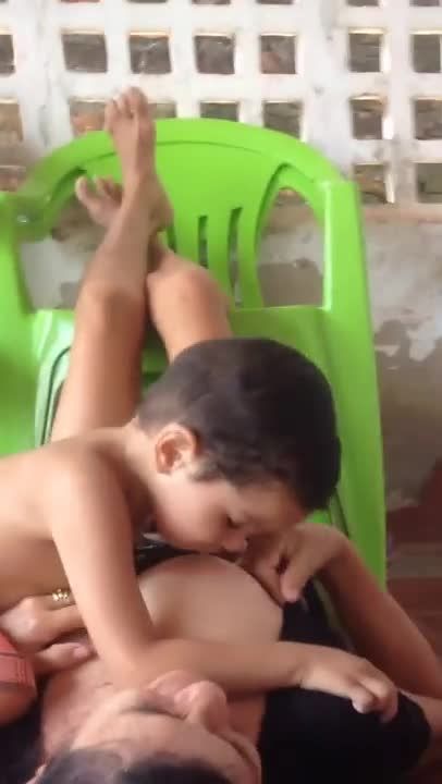 毁三观乱伦亚洲农村老女人调教两个幼男玩弄柔软巨乳视频