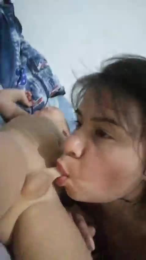 自拍乱伦亚洲骚妈半夜口交5岁幼男小鸡巴舔到阴茎膨胀视频