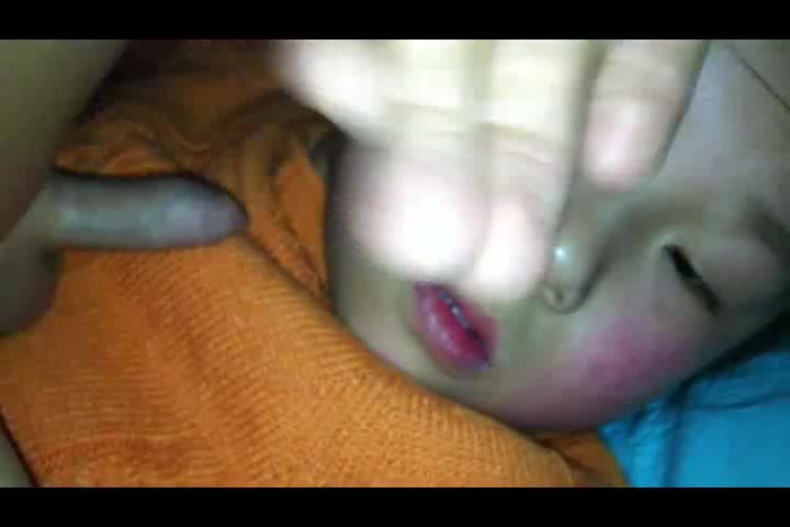 国产兄妹乱伦畜生幼男把羞涩妹妹白虎粉穴操的逼脸通红视频