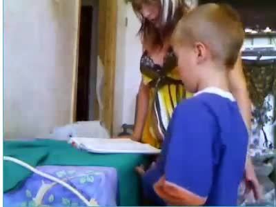 欧美乱伦极品少妇指导6岁幼男写作业不穿内裤色诱勾引视频