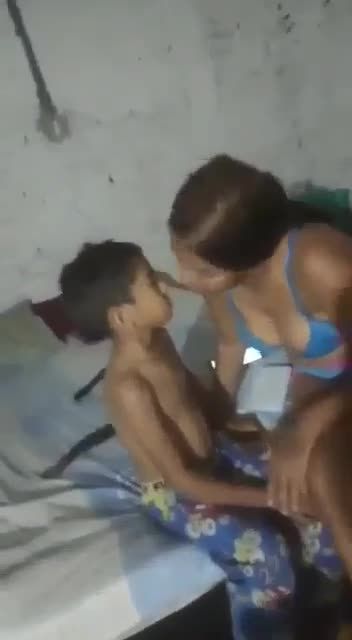 亚洲乱伦乡下大奶美妇发骚诱骗六岁幼男回家发泄兽欲视频