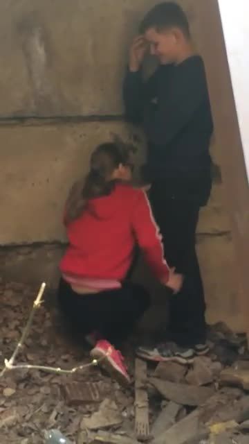 初中生幼男暑假和亚洲姨妈户外废弃旧房乱伦视频被偷拍曝光