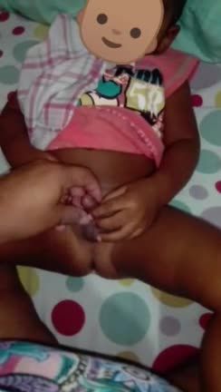 亚洲乱伦玩弄3岁黑人幼男嫩鸡巴把脚插到逼里摩擦黑逼视频