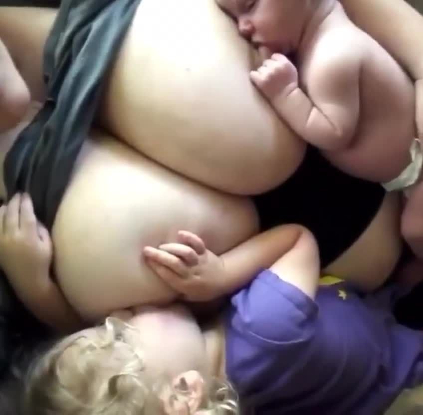 限制级大尺度欧美家庭乱伦两个稚嫩幼男吸吮肥妈爆乳视频