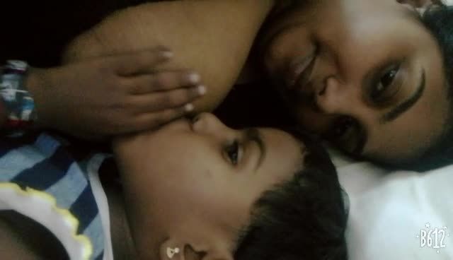 黑皮肤亚洲小男孩被禽兽淫妈乱伦抱在怀里舔黑乳头大奶视频