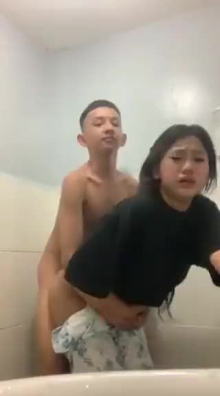 国产小马拉大车乱伦初中生在厕所操阿姨翘臀被爆插内射视频