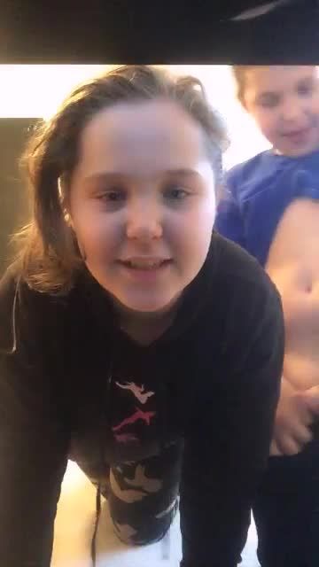 两个天真的欧美姐弟在家乱伦小男孩掏出鸡巴让姐姐口交视频