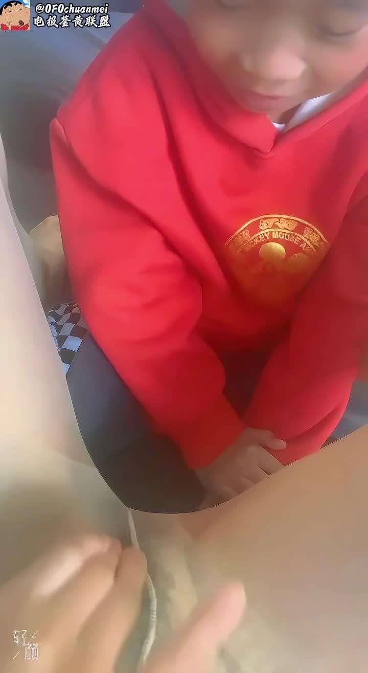 国产乱伦，美腿丝袜少妇在客厅看电视色诱勾引小男孩视频