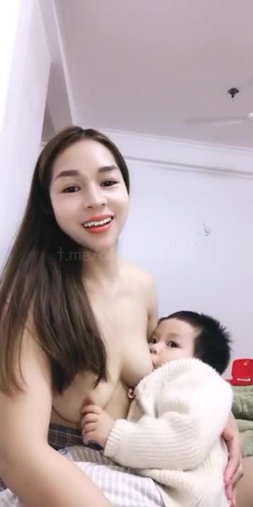 风骚的亚洲少妇乱伦抱着2岁大的幼童小男孩大秀骚态视频