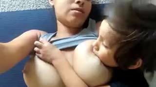 亚洲乱伦稚嫩小男孩被关在狗笼子被爆乳诱惑爬出来吃奶视频