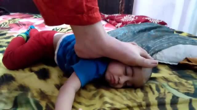 亚洲虐童癖虎妈乱伦三岁奶娃小男孩臭脚踩脸视频