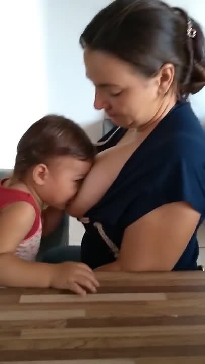 欧美近亲乱伦稚嫩的幼童小男孩把脸贴在姨妈巨乳吃奶视频