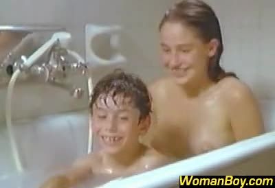 欧美姐弟浴缸乱伦，年幼的小男孩陪姐姐一起泡鸳鸯浴视频